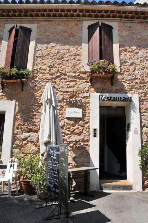 Les Pins Restaurant Et D'hotes Sillans-la Cascade
