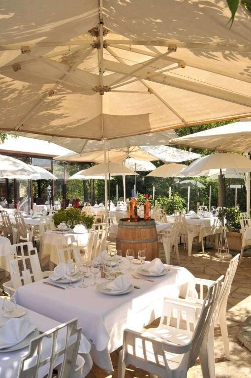 Les Pins Restaurant Et D'hotes Hotel